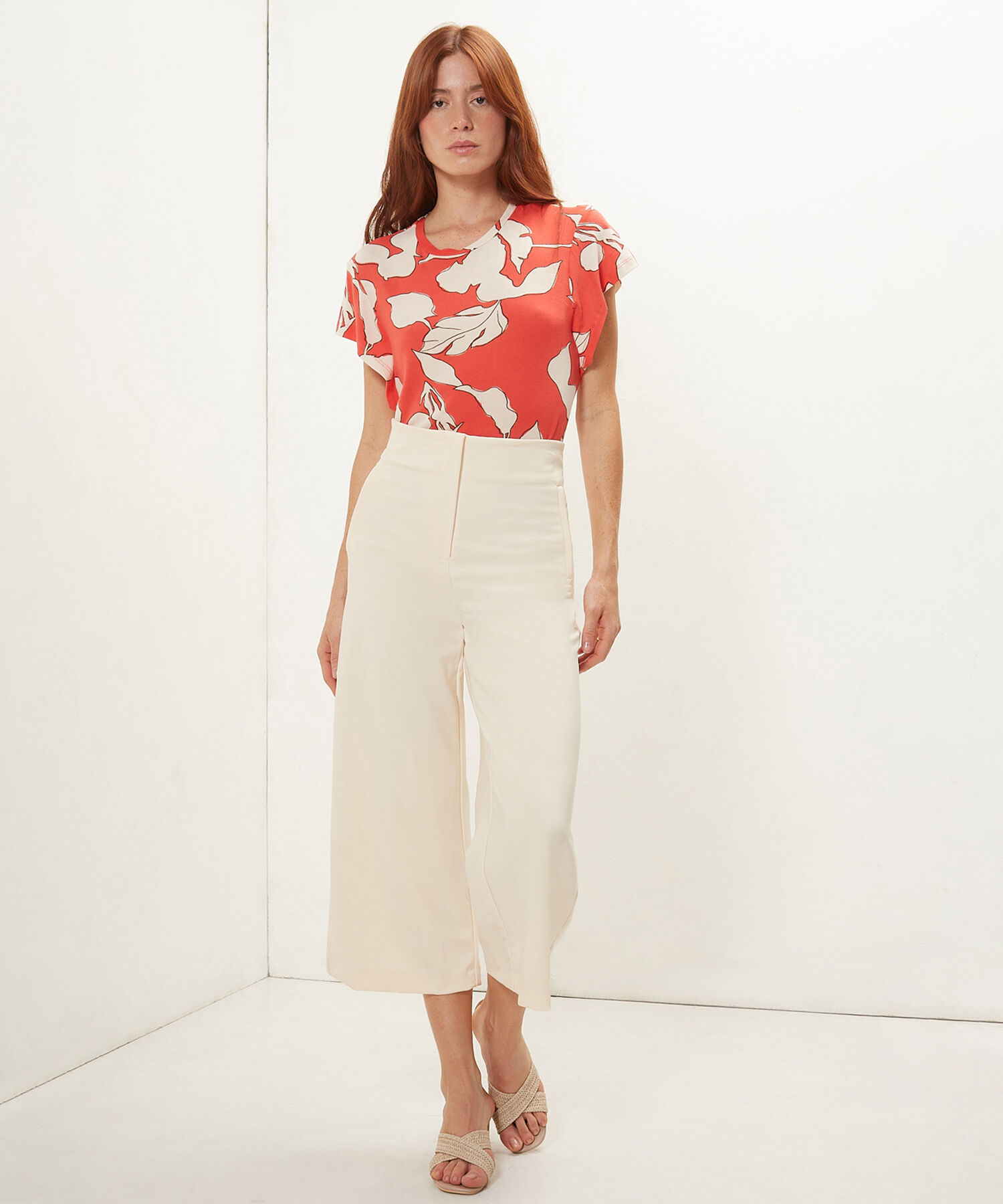 Pantalón Moda Unicolor, Tiro Alto Con Corte V En Pretina Posterior Y Ribetes Laterales, Serena