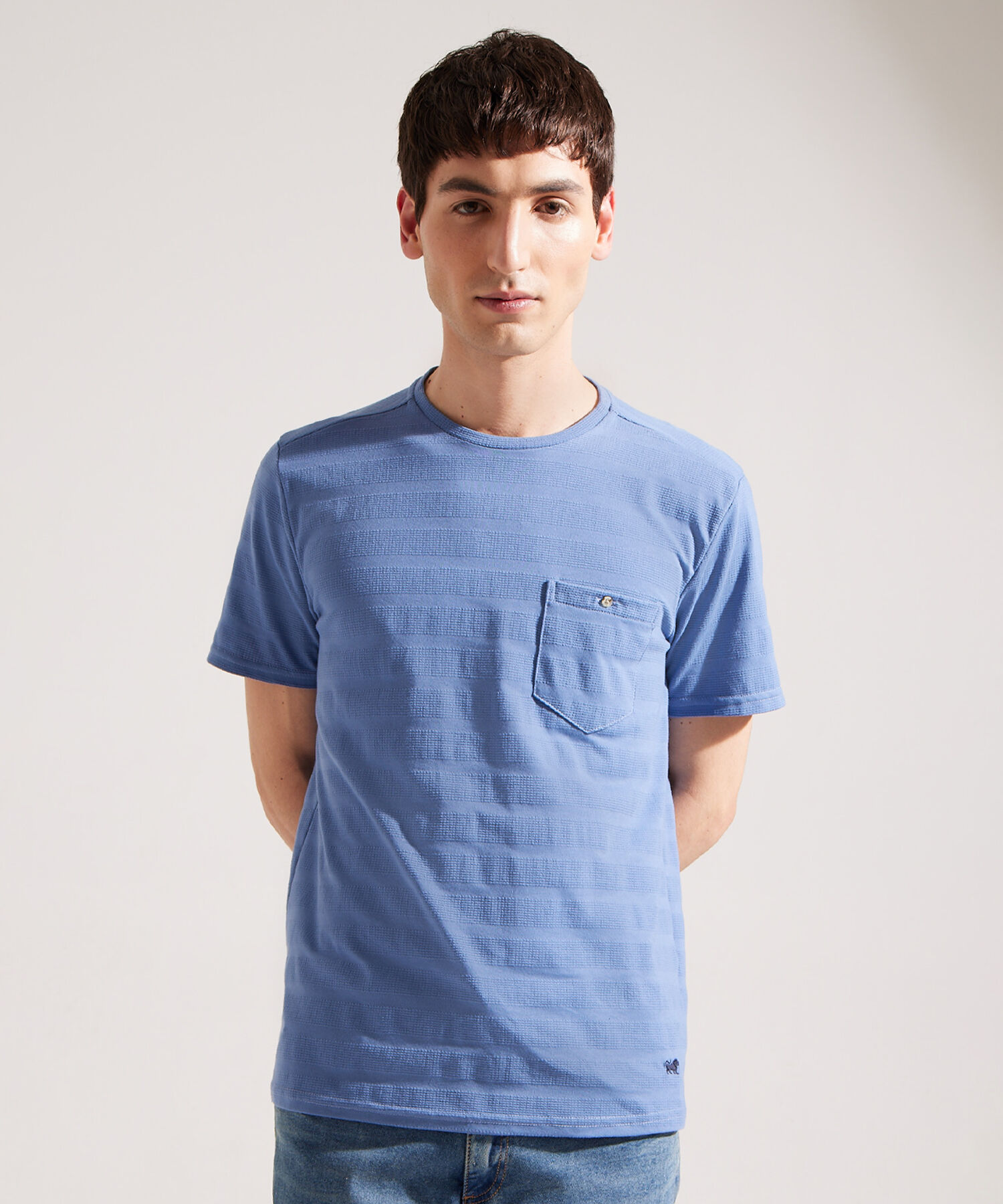 Camiseta Unicolor, Cuello Redondo Con Bolsillo De Parche