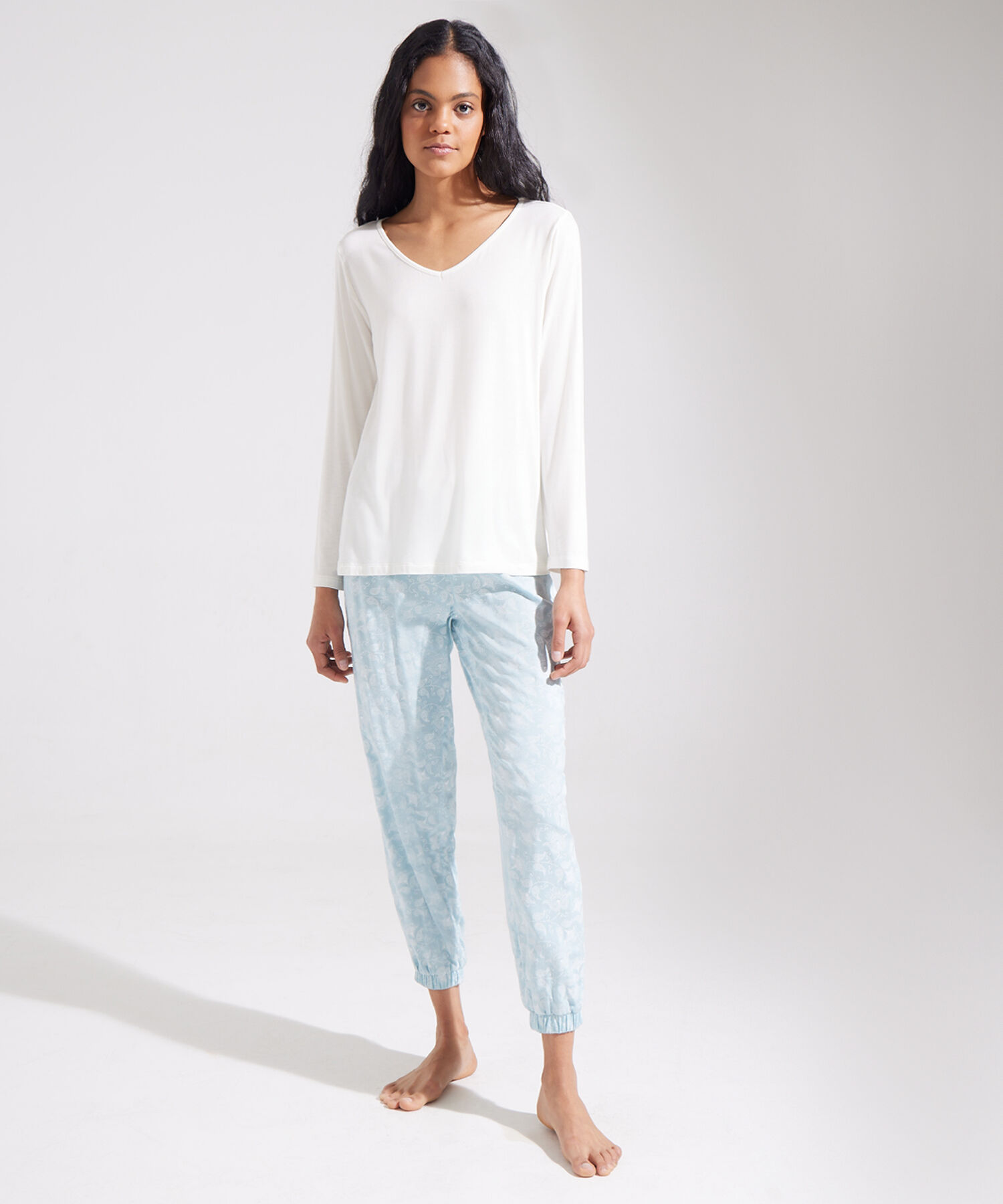 Pijama Set Camiseta Manga Larga Cuello V Unicolor Y Pantalón Plano Estampado