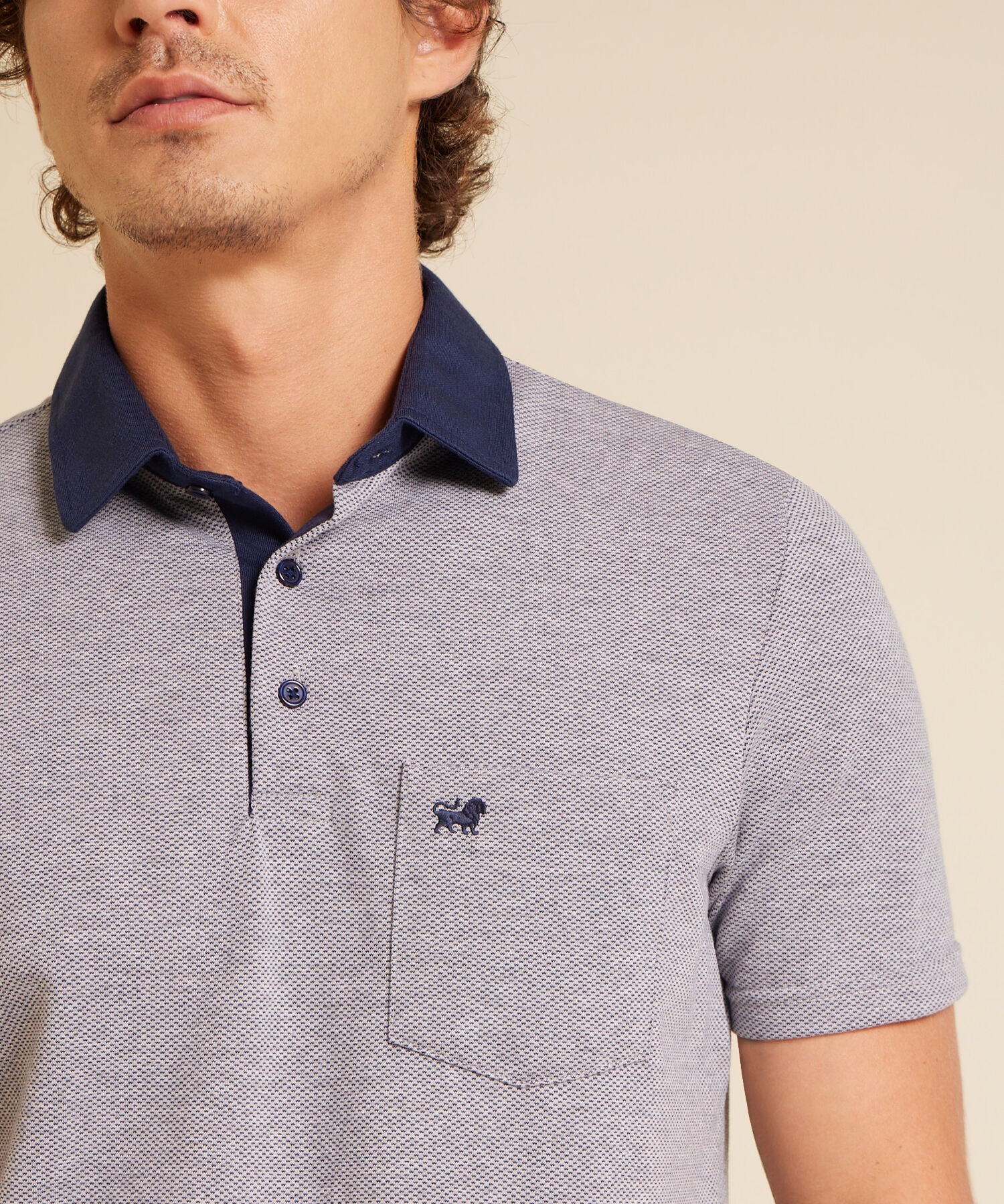 Polo Unicolor Textura, Cuello Duro, Manga Corta Con Bolsillo, Silueta Regular Fit