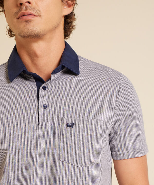 Polo Unicolor Textura, Cuello Duro, Manga Corta Con Bolsillo, Silueta Regular Fit