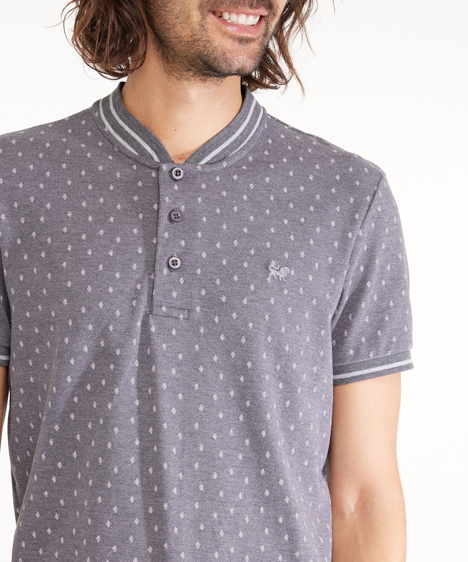 Polo Estampada, Cuello Mao, Manga Corta Con Cuello Y Puños Tejidos Preteñidos, Silueta Slim Fit