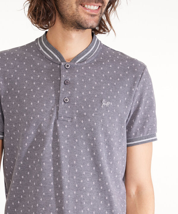 Polo Estampada, Cuello Mao, Manga Corta Con Cuello Y Puños Tejidos Preteñidos, Silueta Slim Fit