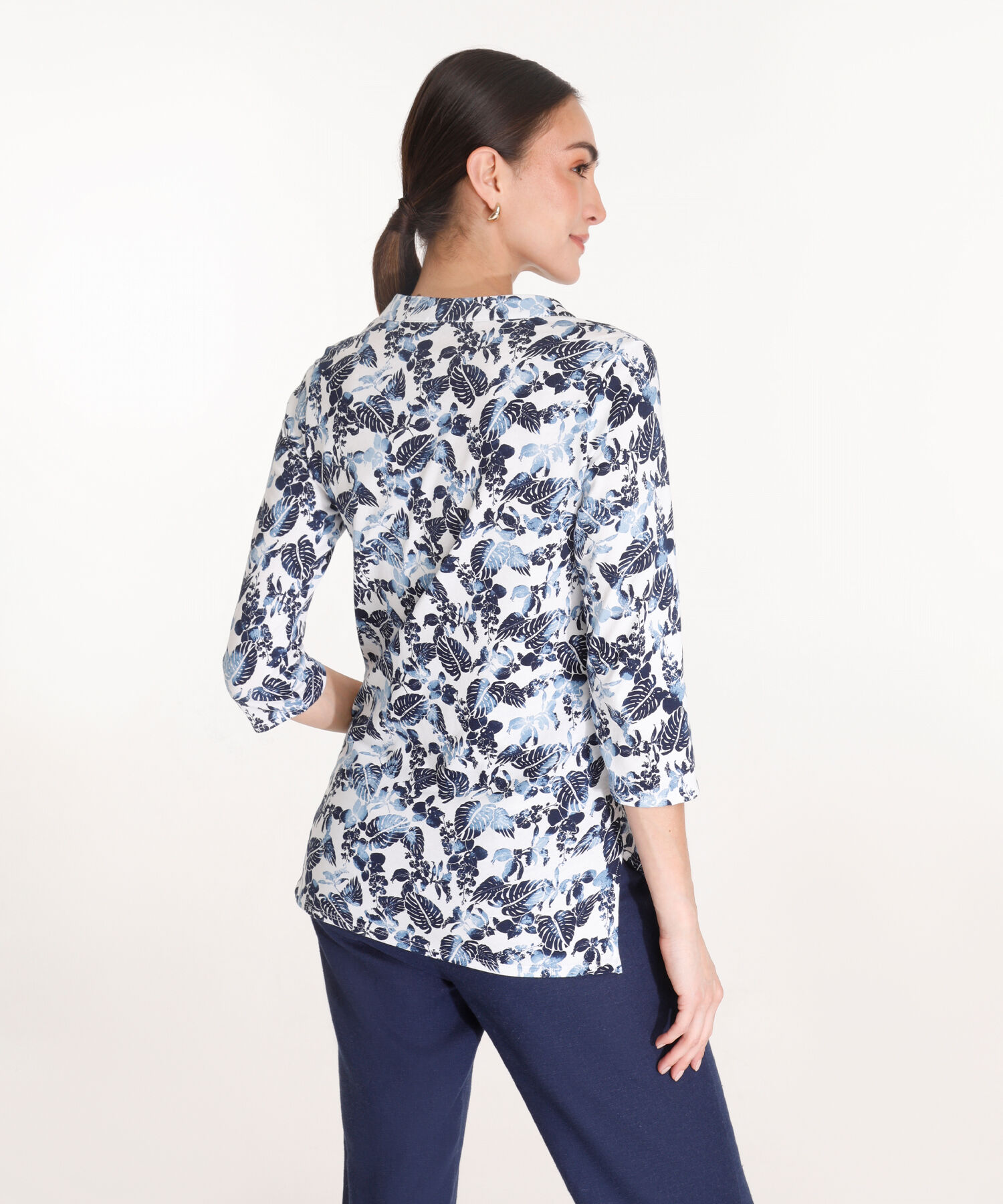 Camiseta Estampada Manga 3/4 Con Cuello Nerú Y Cuello En V