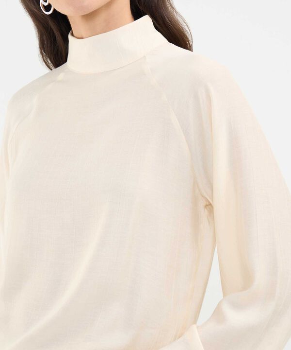 Blusa Plisada Cuello Alto image number null