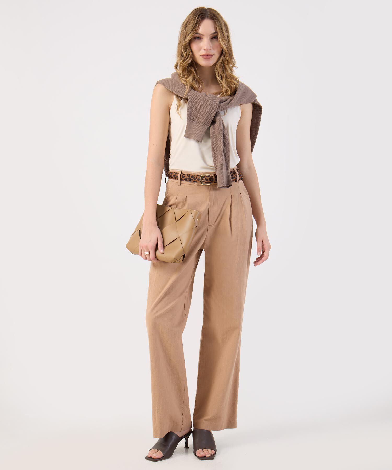 Pantalón Ancho Pinzas Lino Color Camel