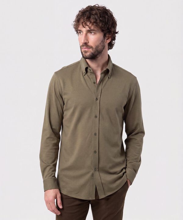 Camisa Unicolor Con Cuello De Bot&oacute;n Hombre