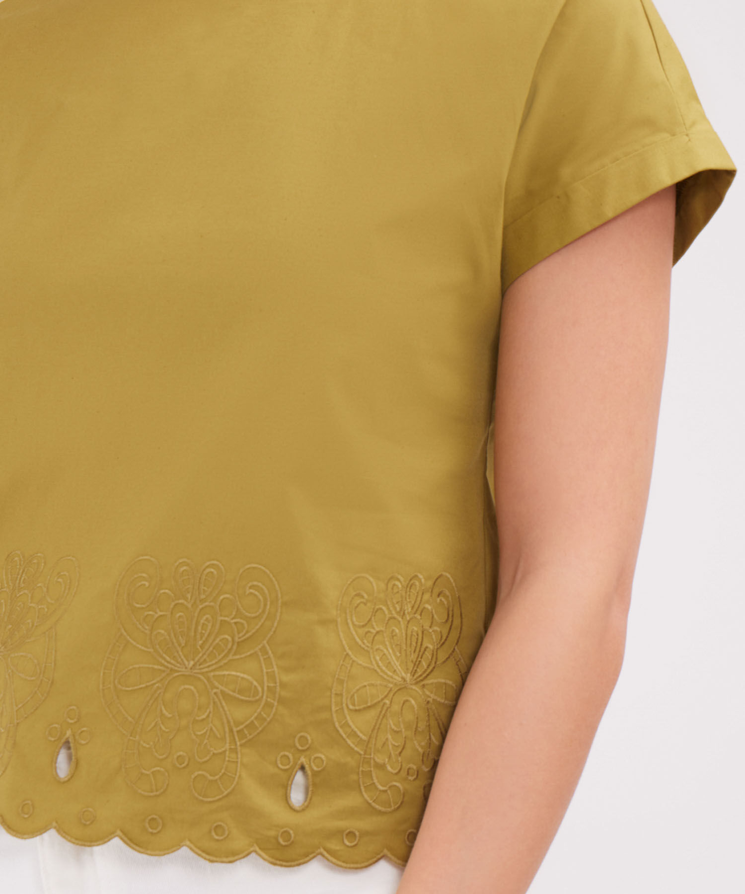 Blusa Unicolor Manga Corta  Con Bordado En Ruedo Delantero