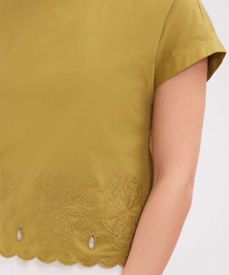 Blusa Unicolor Manga Corta  Con Bordado En Ruedo Delantero
