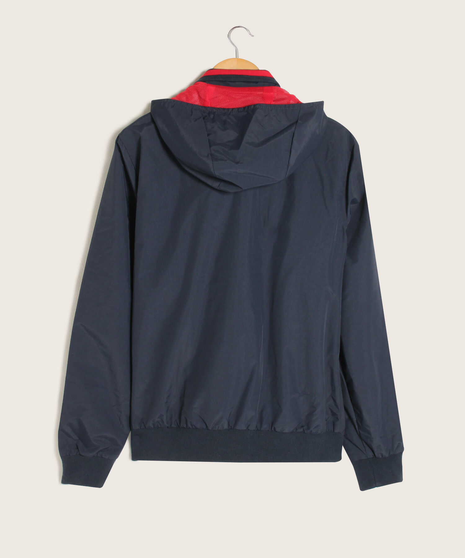 Chaqueta Casual Con Capota Y Puños Y Fajón Tejido