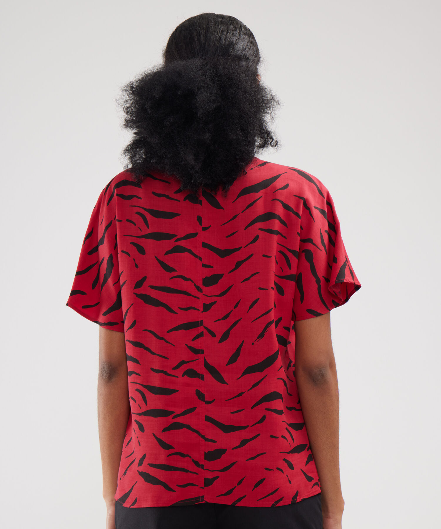 Blusa Con Pliegues En Hombro