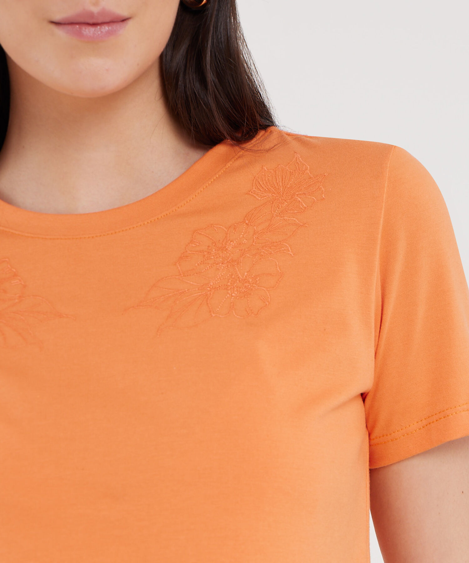 Camiseta Unicolor Cuello Redondo Con Bordado