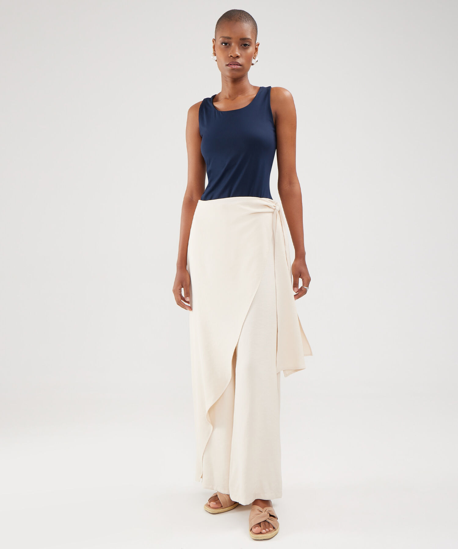 Pantalon Unicolor Con Sobrecapa
