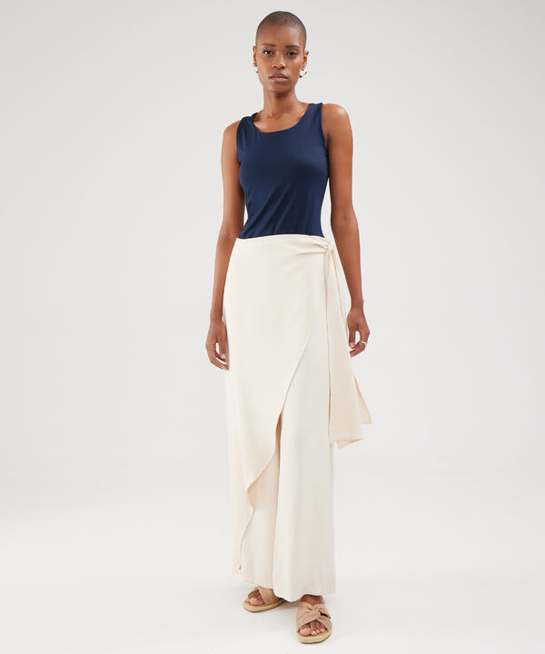 Pantalon Unicolor Con Sobrecapa image number null