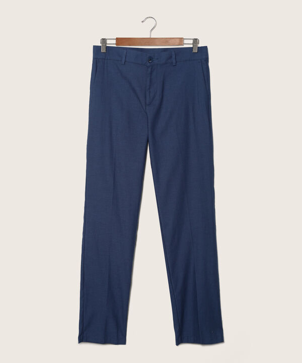 Pantalón Clásico Preteñido, Bota Recta Con Bolsillos Laterales Y Ribetes Traseros, Silueta Regular Fit