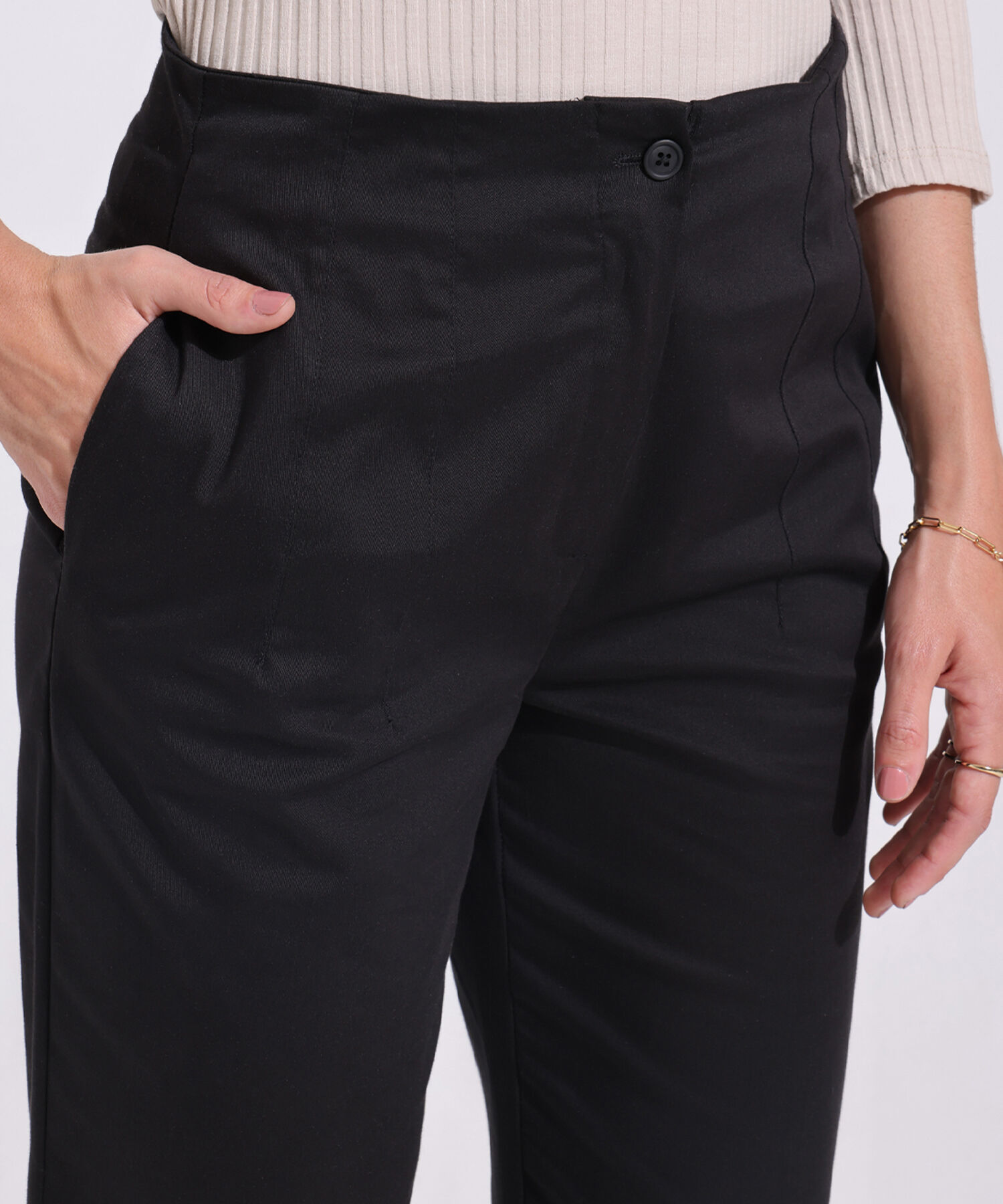Pantalon Moda Unicolor Tiro Alto Con Pinzas En Delantero, Bota Tubo Y Bolsillos Laterales