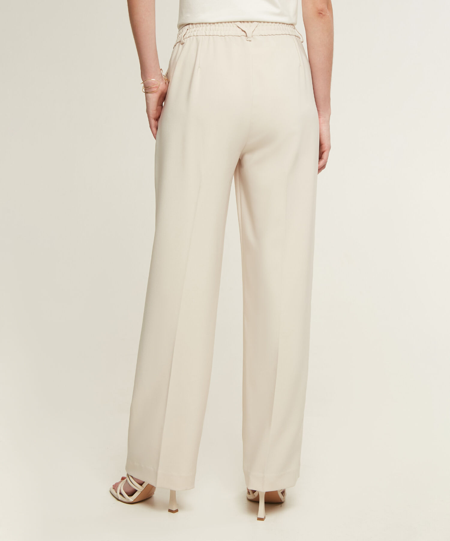 Pantalón Clásico Con Bolsillos Laterales Y Pretina Encauchada Solo En Posterior