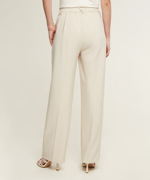 Pantalón Clásico Con Bolsillos Laterales Y Pretina Encauchada Solo En Posterior