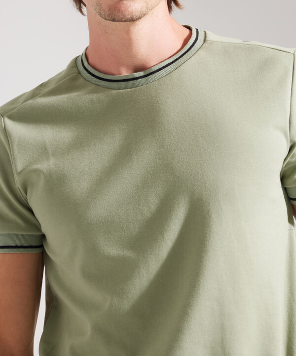 Camiseta Unicolor Con Cuello Y Puños Tejidos