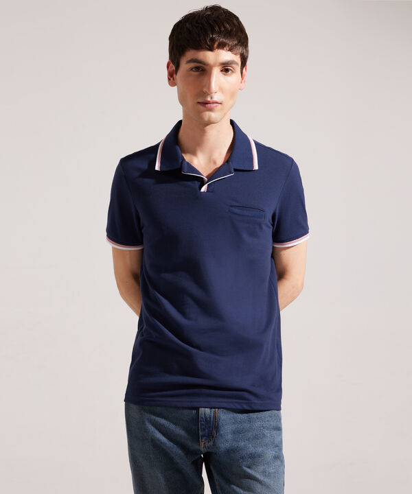 Polo Unicolor Con Pechera Abierta, Cuello, Ribete Y Puños Tejidos. Silueta Slim Fit. Campiello Linea Moda