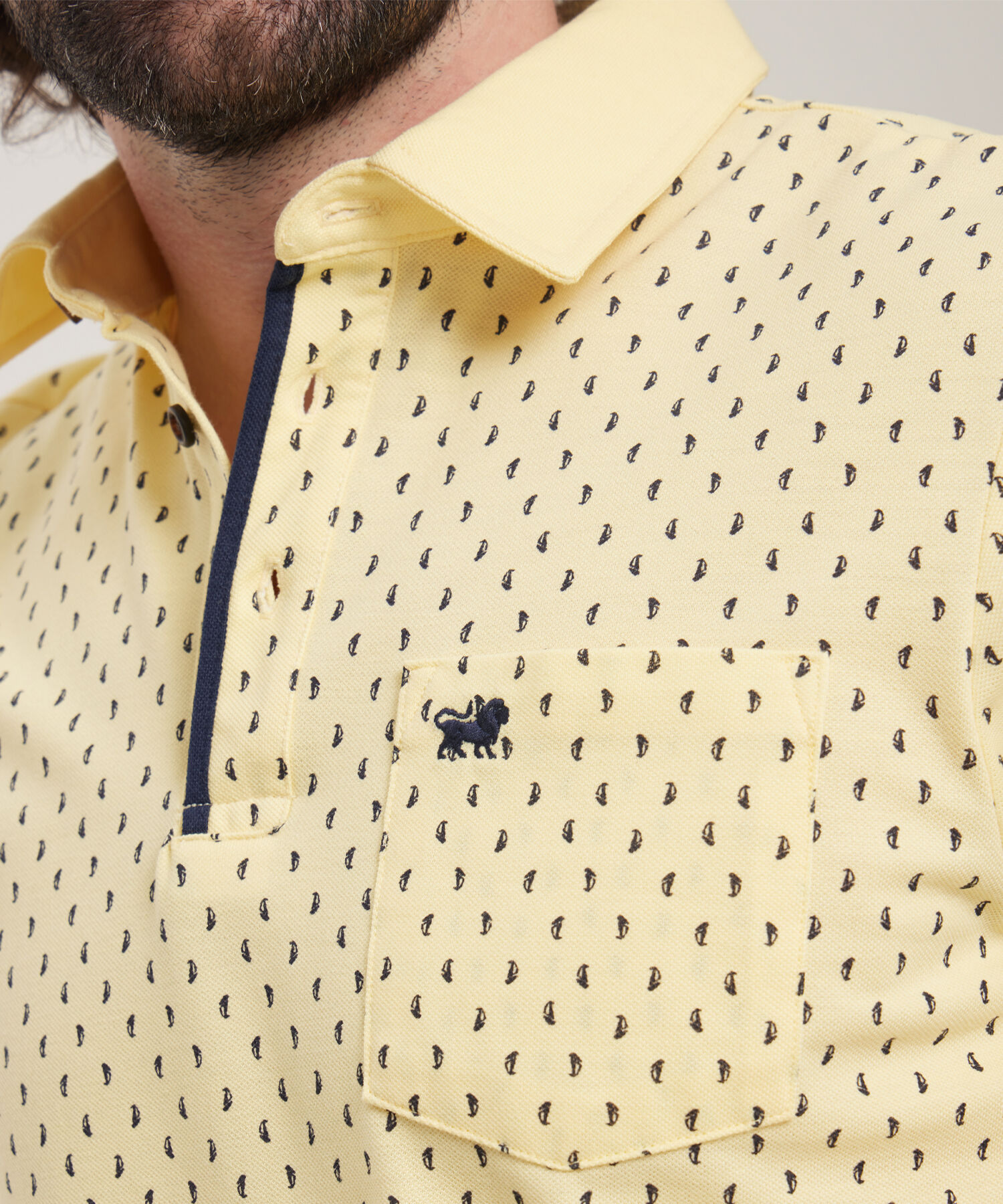 Polo Estampada Cuello Duro Con Bolsillo Y Vena Contraste En Pechera, Silueta Regular Fit, Cítrico Marinero