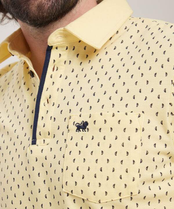Polo Estampada Cuello Duro Con Bolsillo Y Vena Contraste En Pechera, Silueta Regular Fit, Cítrico Marinero image number null