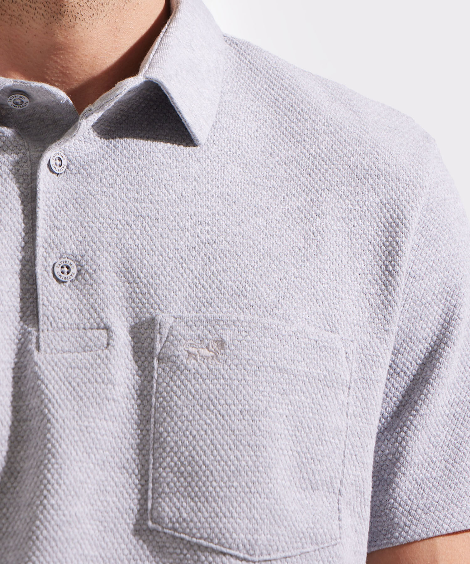 Polo Unicolor Textura, Cuello Duro Con Bolsillo, Silueta Slim Fit, Kairós