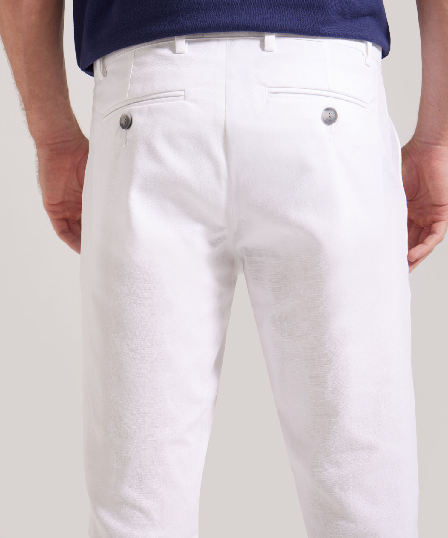 Pantalón Chino En Algodón Con Bolsillo Posterior