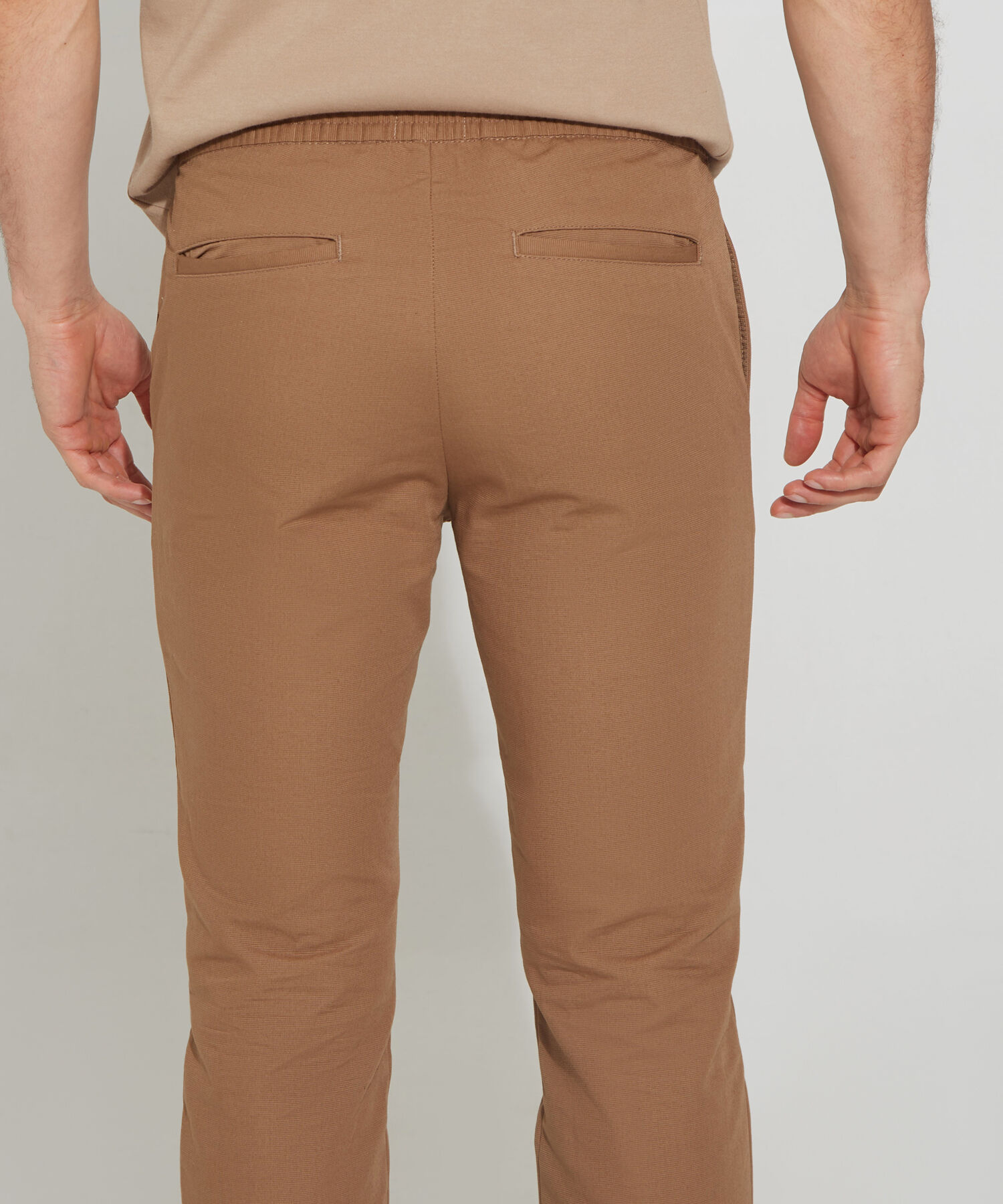 Pantalón Unicolor, Cintura Elástica Con Botón, Bolsillos Laterales, Bota Recta Y Silueta Regular Fit