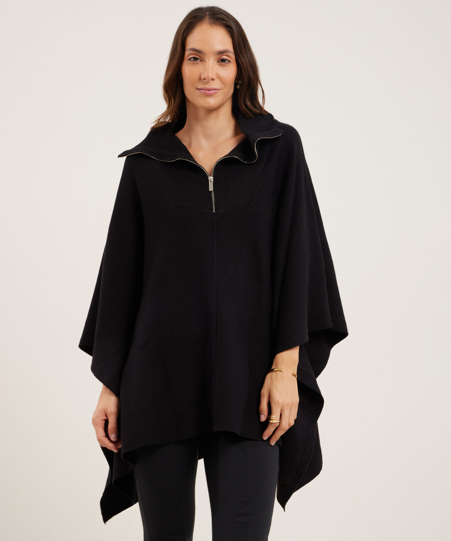 Saco Tipo Capa Con Cremallera Y Cuello Alto