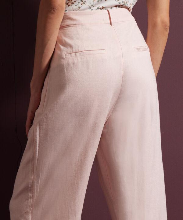 Pantalón Unicolor Tiro Alto Con Prenses, Bota Recta, Bolsillos Laterales Y Ribetes Traseros