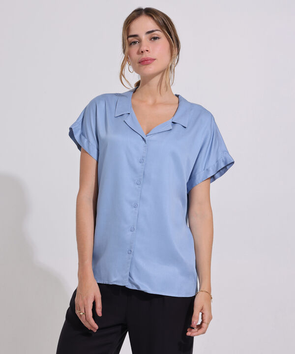 Camisa Unicolor, Manga Corta Con Guardapolvos, Cuello Sport Y Botonadura Azul image number null