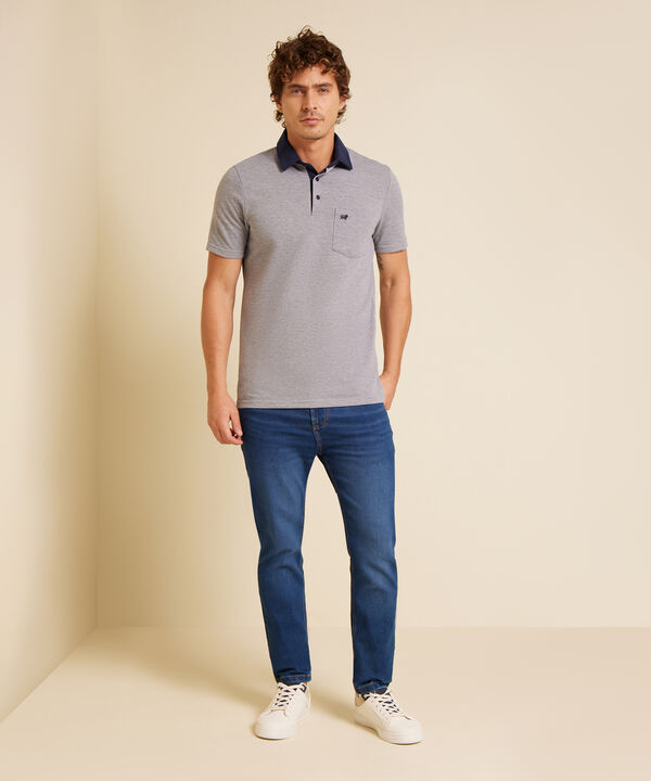 Polo Unicolor Textura, Cuello Duro, Manga Corta Con Bolsillo, Silueta Regular Fit