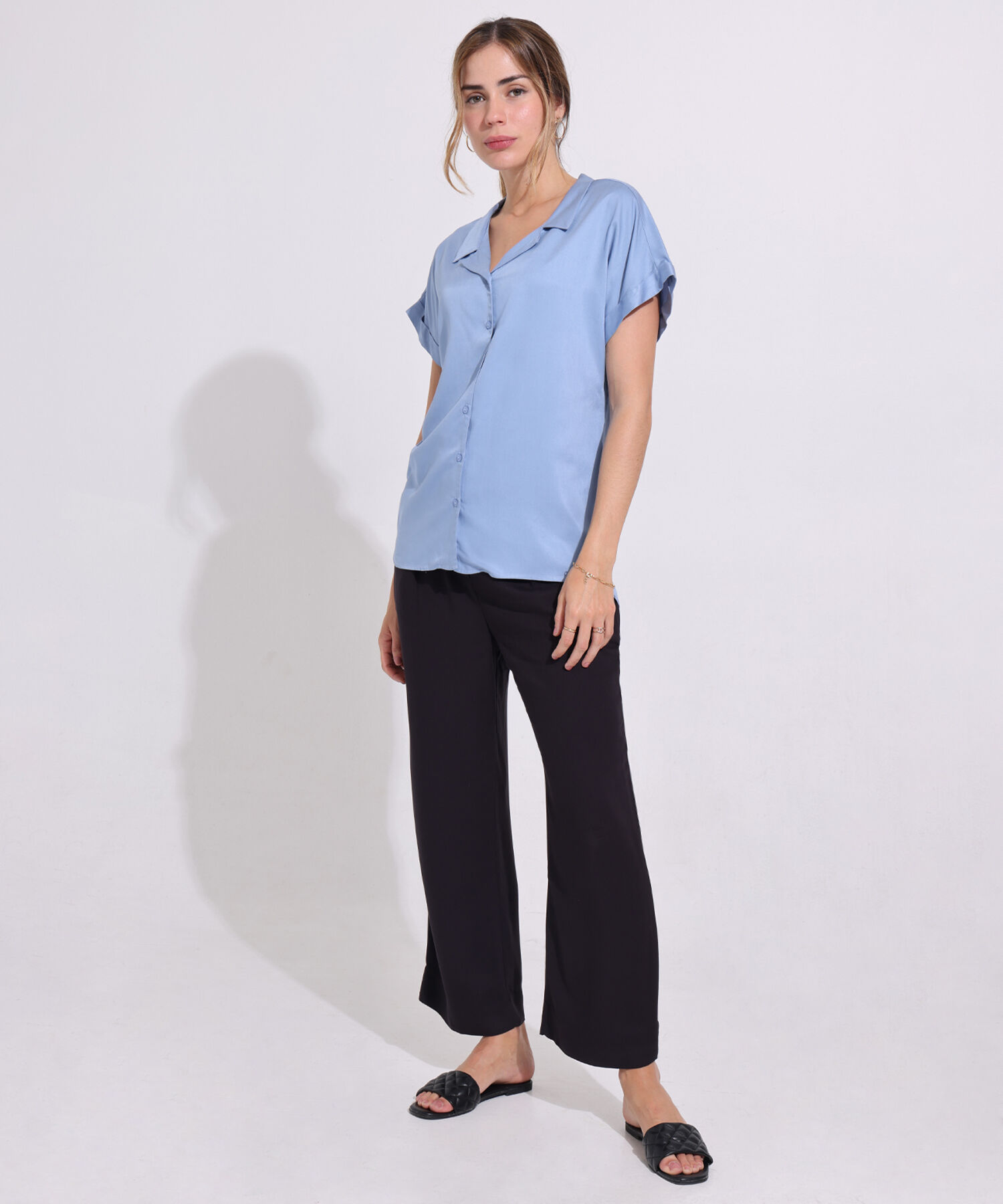 Camisa Unicolor, Manga Corta Con Guardapolvos, Cuello Sport Y Botonadura Azul
