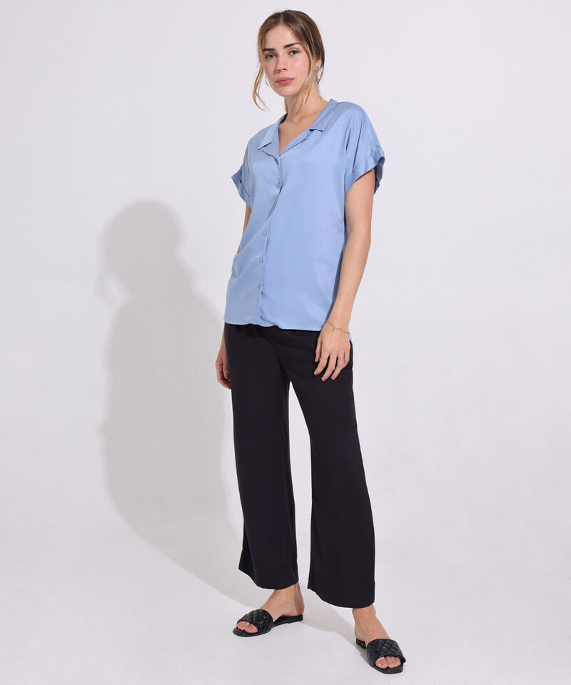 Camisa Unicolor, Manga Corta Con Guardapolvos, Cuello Sport Y Botonadura Azul