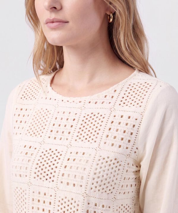 Blusa Unicolor Con Pechera Calada Mujer