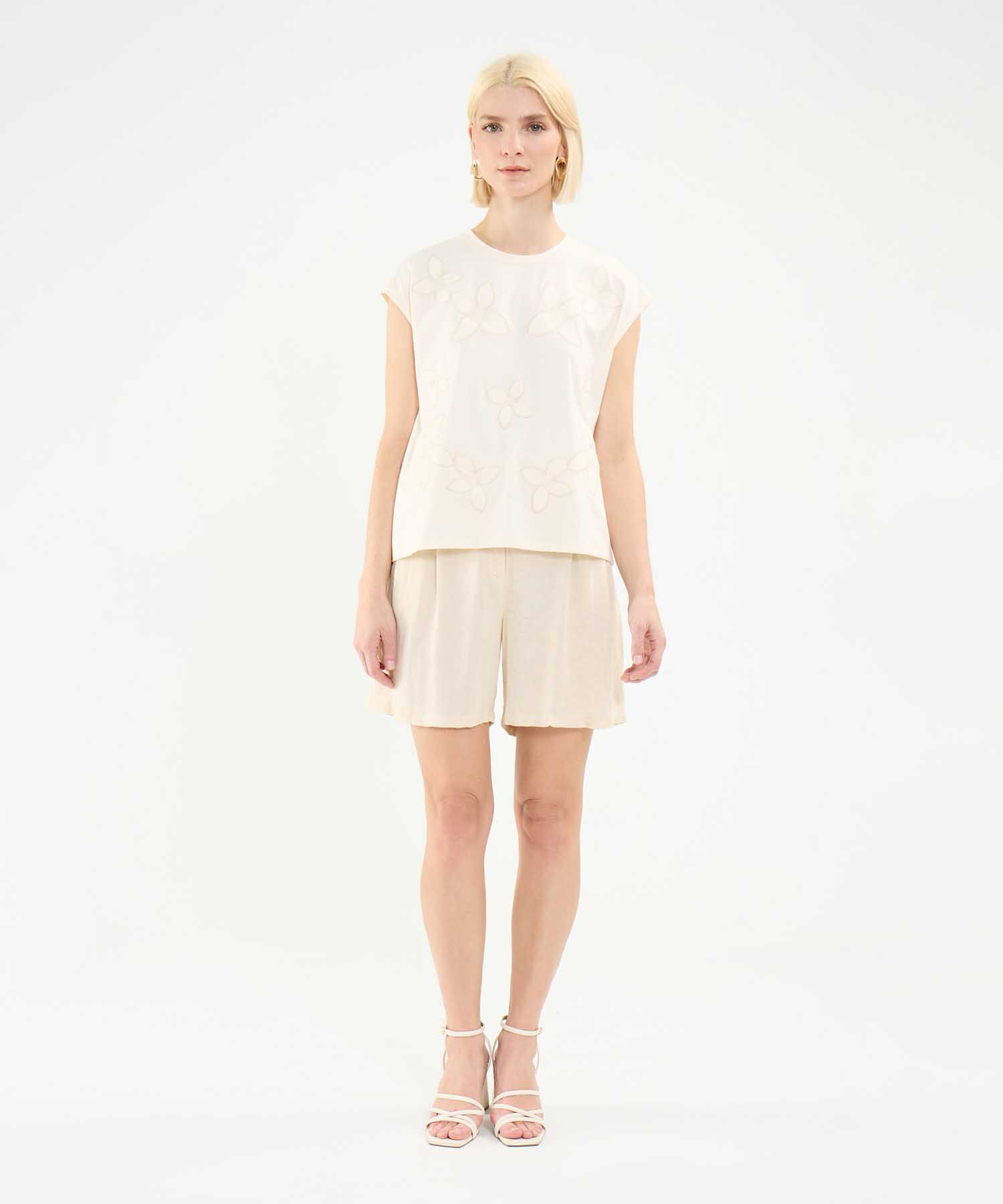 Camiseta con Bordado Floral
