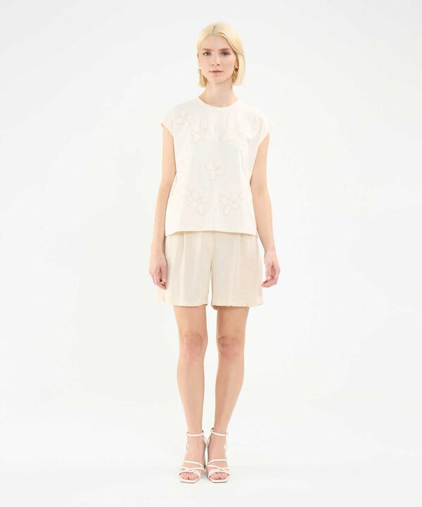 Camiseta con Bordado Floral image number null
