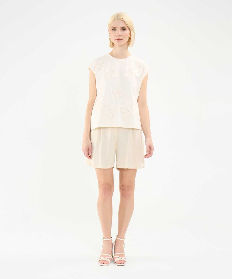 Camiseta con Bordado Floral
