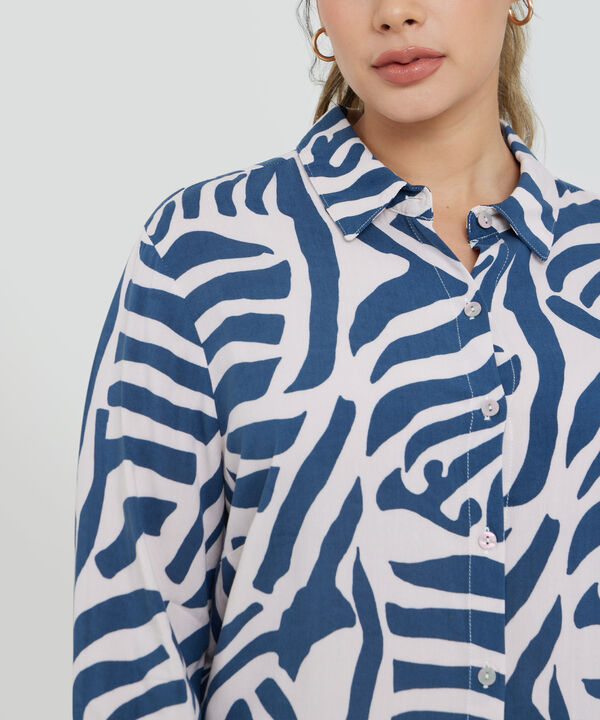 Camisa Estampada, Manga Larga Con Pinzas En Costados, Botonadura Y Prense En Espalda, Silueta Fluida