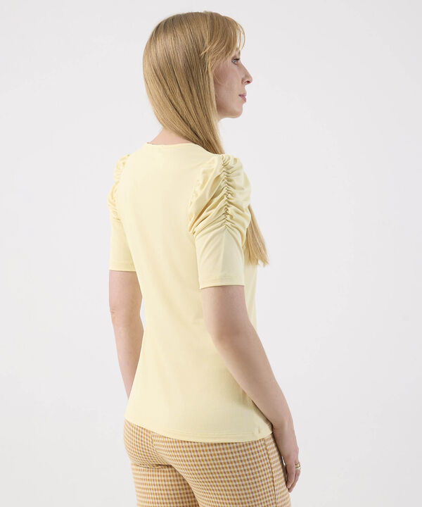 Blusa con Detalle en Mangas