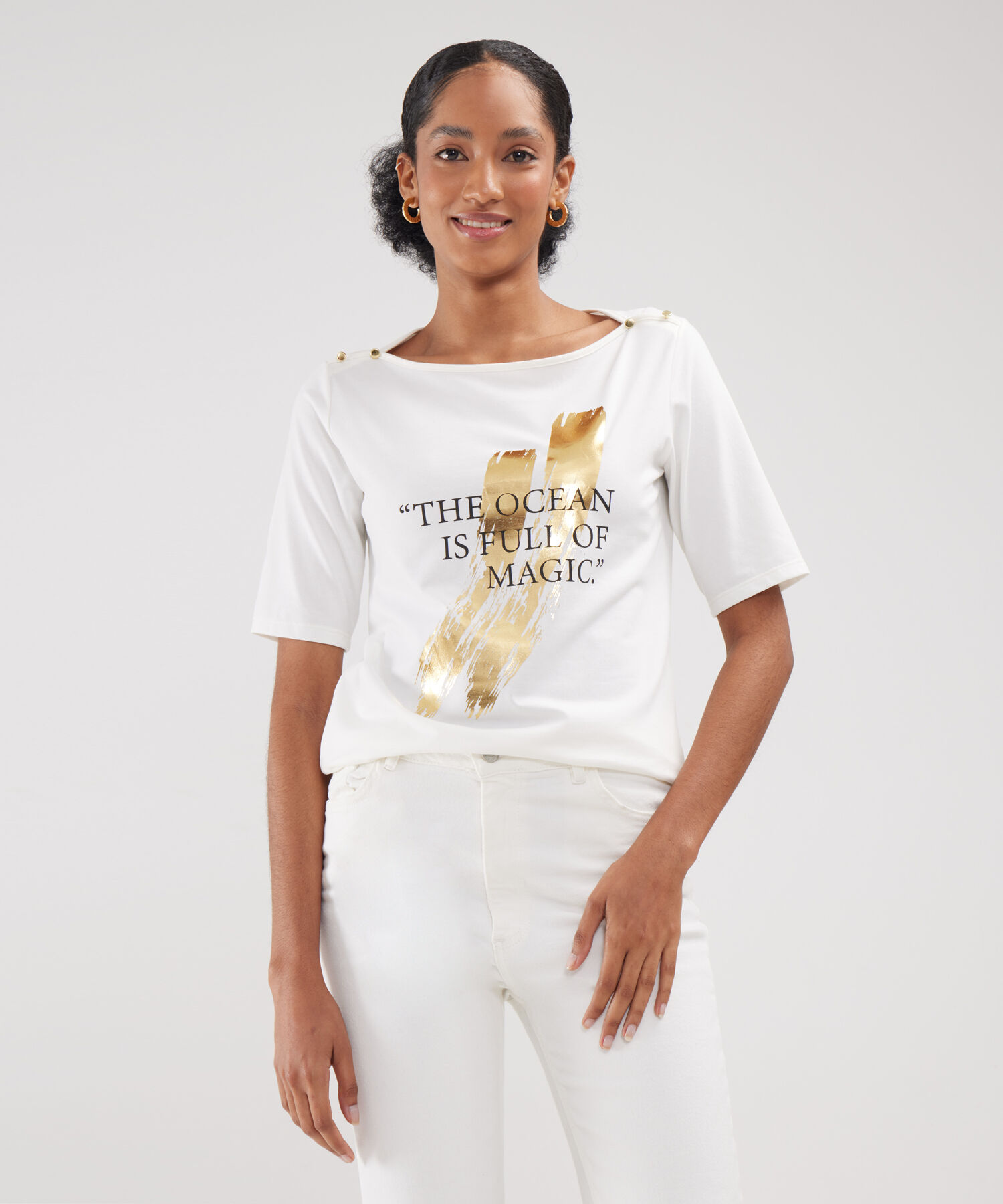 Camiseta Con Screen Y Cuello Ojal Con Botones