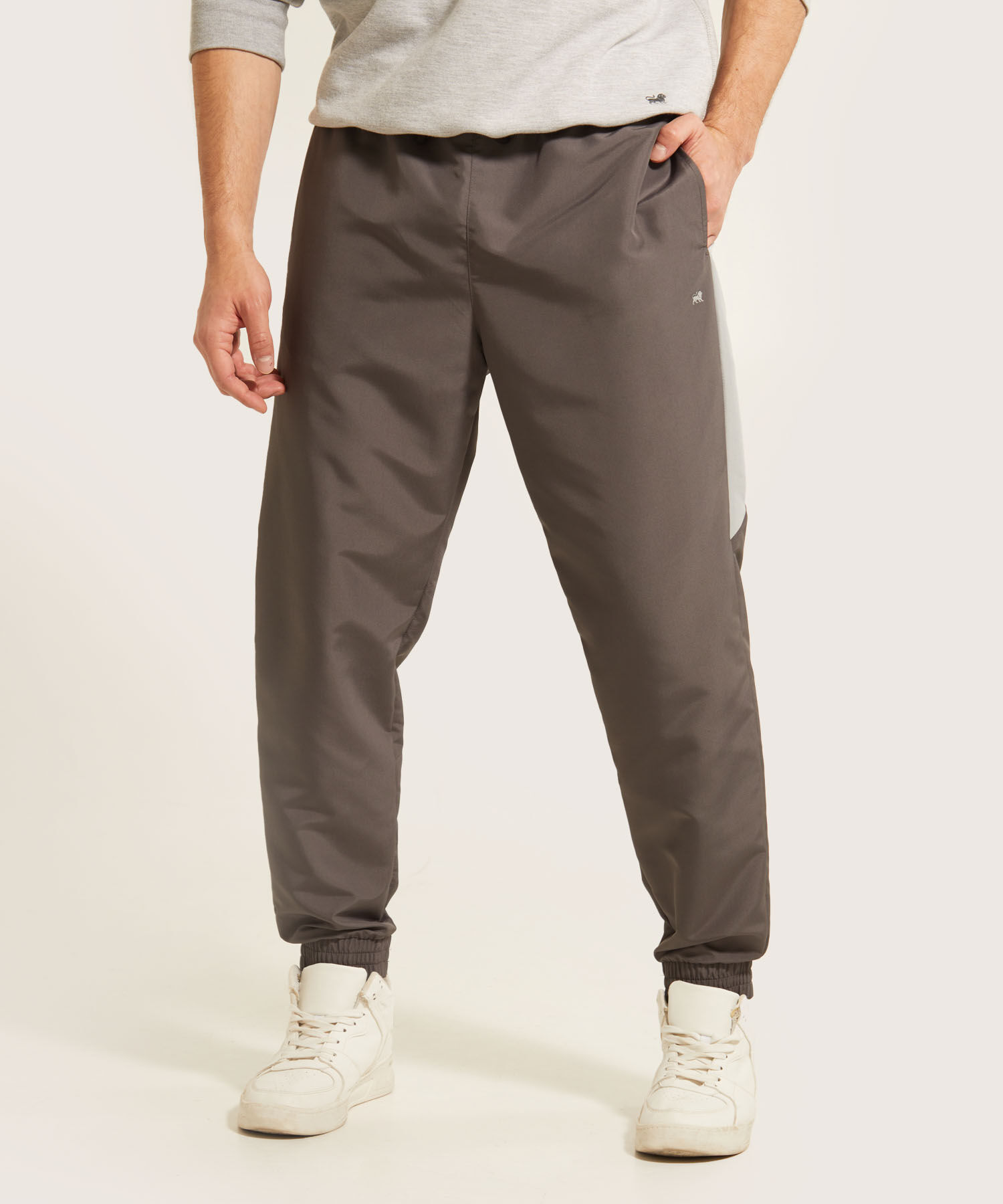 Pantalón Jogger Plano Unicolor Con Cortes Contraste, Bolsillos Laterales, Cordón Ajustable Y Elástico Interno, Sport Líneas
