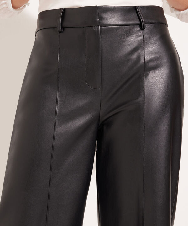 Pantalón En Polipiel Bota Amplia