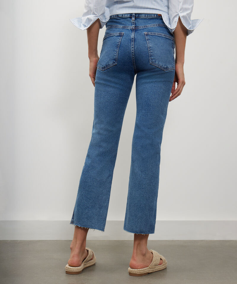 Jean Straight Ruedo Desflecado Tono Azul Medio.