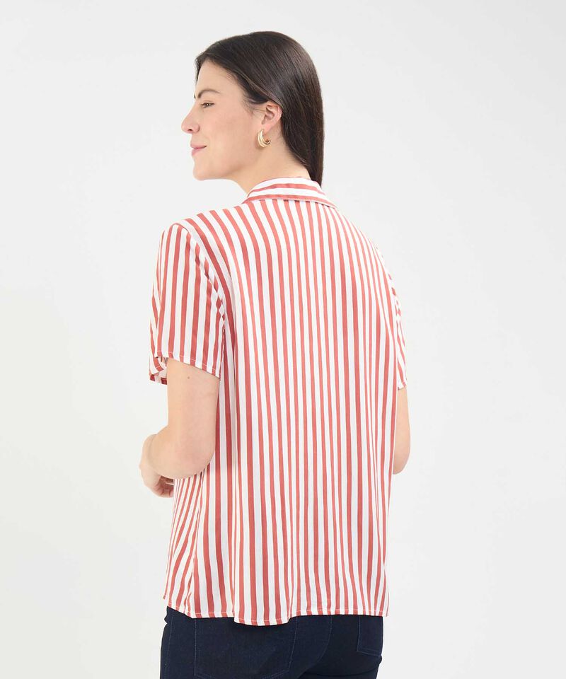 Camisa Manga Corta Con Bolsillos En Frente Estampada