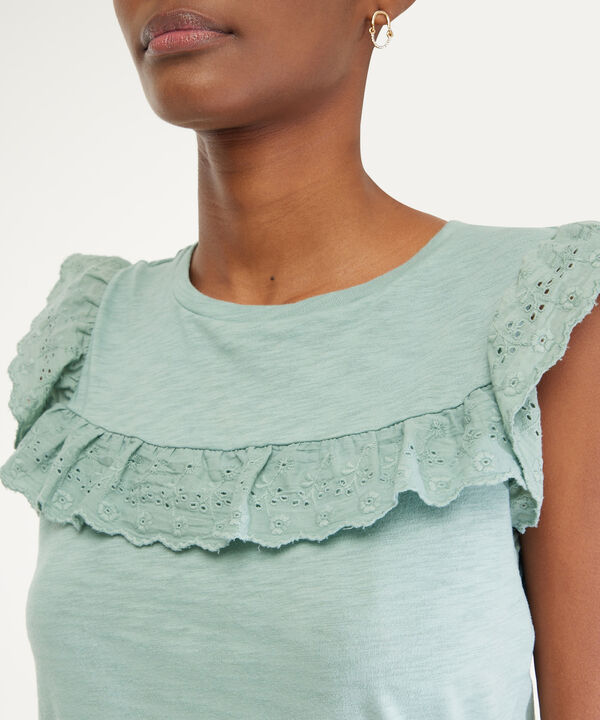Camiseta Cuello Redondo Manga Corta Con Letin Y Bolero En Frente