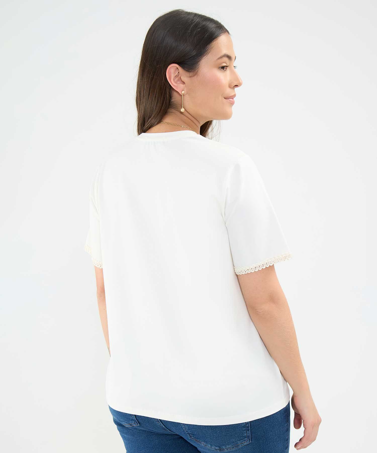 Camiseta con Bordado