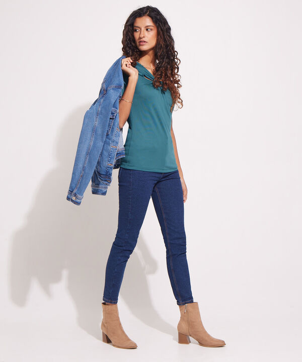 Camiseta Manga Corta, Cuello Cut Out Con Herraje Circular