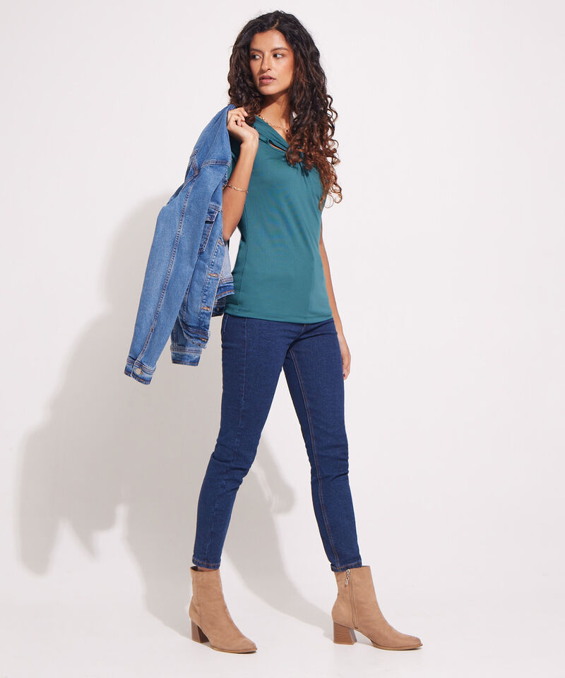 Camiseta Manga Corta, Cuello Cut Out Con Herraje Circular